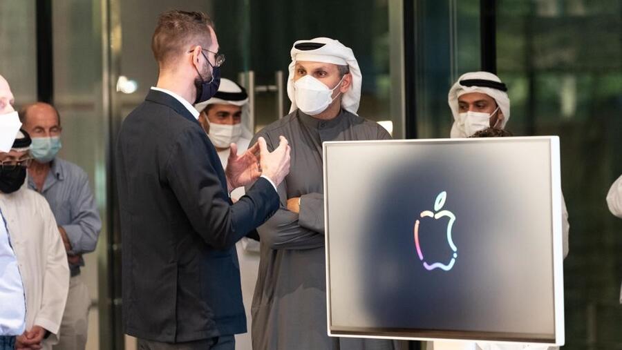 Mubadala Delegation Led by Khaldoon Al Mubarak Visits Al Maryah Island's New Apple Store