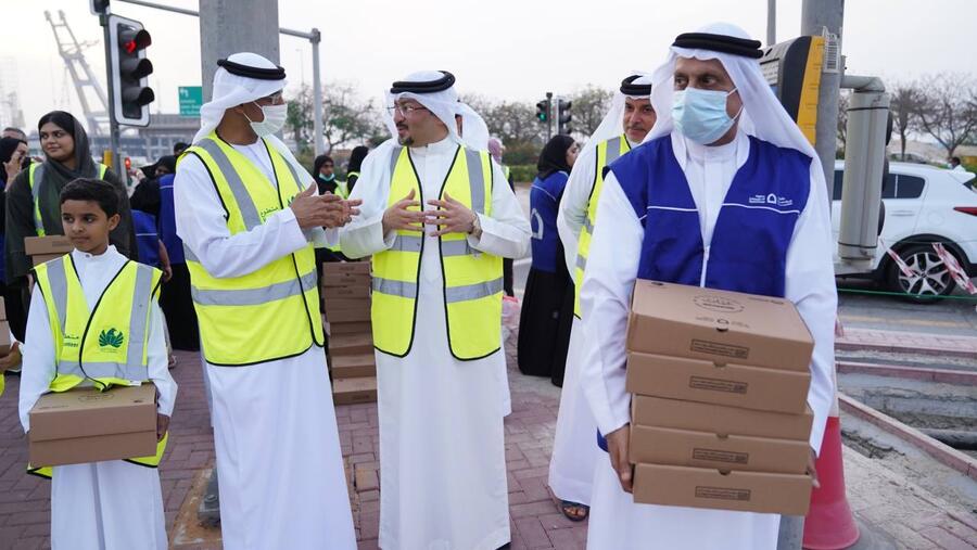 Dubai Customs Distributes 10,000 Meals to Motorists 
