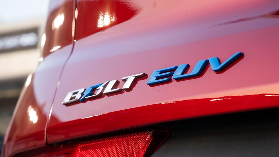 The All-new Chevrolet Bolt EUV Takes to the Track at Yas Circuit, in Collaboration With EV Lab
