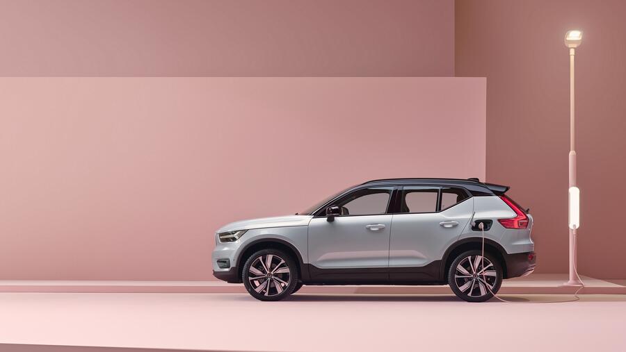 Volvo Cars partners with the world’s most advanced everyday footwear brand, Casca, to create a limited-edition sneaker inspired by the Volvo XC40 Recharge