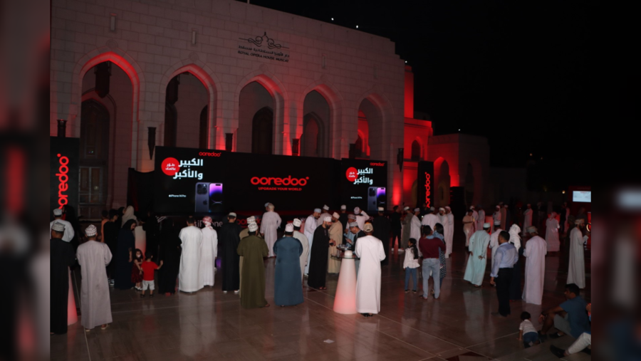 First customers in Oman receive new iPhone 14 as Ooredoo unveils new device at midnight 
