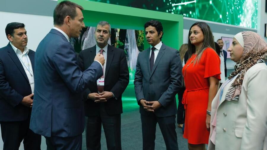 Minister of Energy and Mineral Resources visits the Schneider Electric Sustainability Hub in Sharm El-Sheikh during his Participation in COP27 