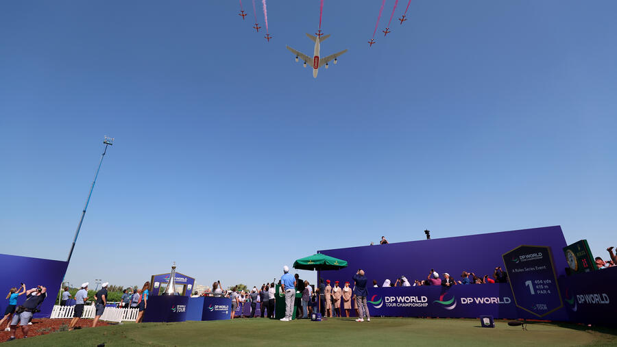 Emirates A380 and Red Arrows ‘score an Ace’ and kick off the DP World Tour Championship with a spectacular flypast