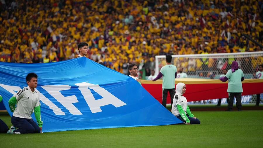 Students From Qatar Welcome Football Fans With Arabic Poetry
