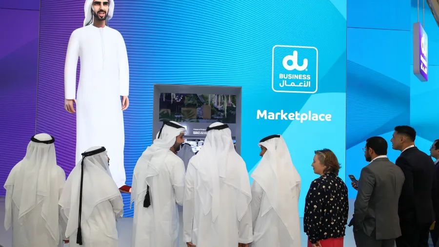 أعلنت دو، التابعة لشركة الإمارات للاتصالات المتكاملة، اليوم عن إطلاق بوابة رقمية هي الأولى من نوعها على مستوى المنطقة، والتي تتيح للعملاء شراء مجموعة واسعة من منتجات وحلول تكنولوجيا المعلومات والاتصالات عبر الإنترنت بغض النظر عن مزود الخدمة الذي يستخدمونه. ويعكس إطلاق السوق الرقمية حرص دو على تسهيل وتمكين وصول العملاء من المؤسسات في القطاعين العام والخاص إلى محفظة متكاملة من أحدث حلول تكنولوجيا المعلومات والاتصالات.  وقال جاسم العوضي، الرئيس التنفيذي لتكنولوجيا المعلومات والاتصالات بالإنابة في دو: "يسرنا إط
