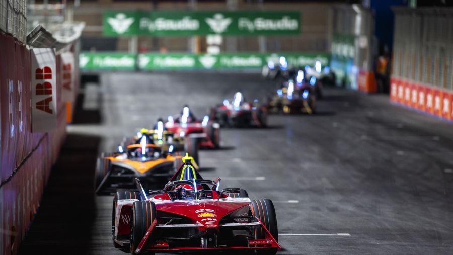 فريق نيسان فورمولا إي ينطلق من خط البداية ويصل إلى منصة التتويج في سباق الدرعية "إي بري"