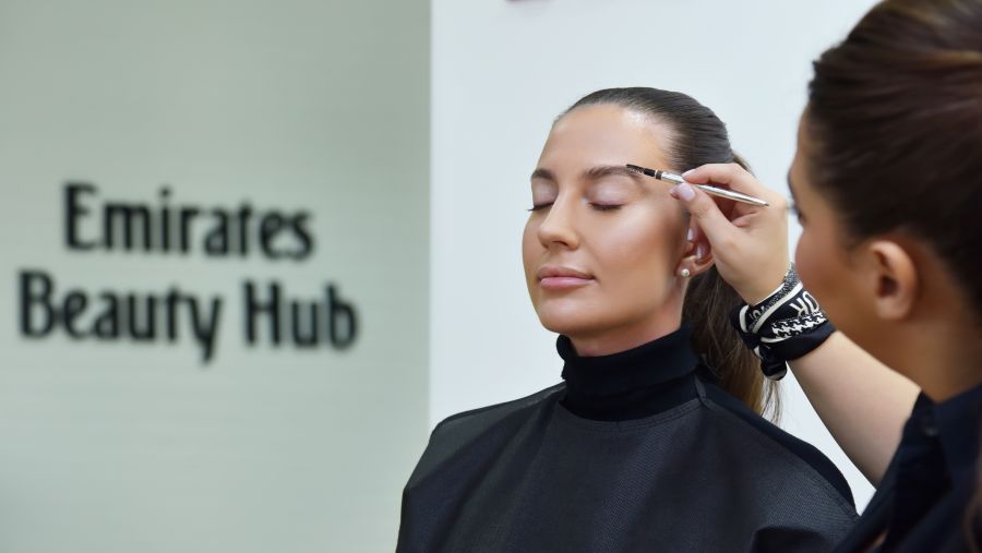 دورات تدريبية للعناية بالبشرة والمكياج لطاقم طيران الإمارات