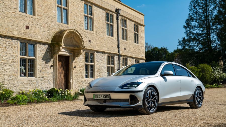 هيونداي أيونيك 6 تحصل على لقب أفضل سيارة عائلية في حفل توزيع جوائز سيارة العام في المملكة المتحدة 2024