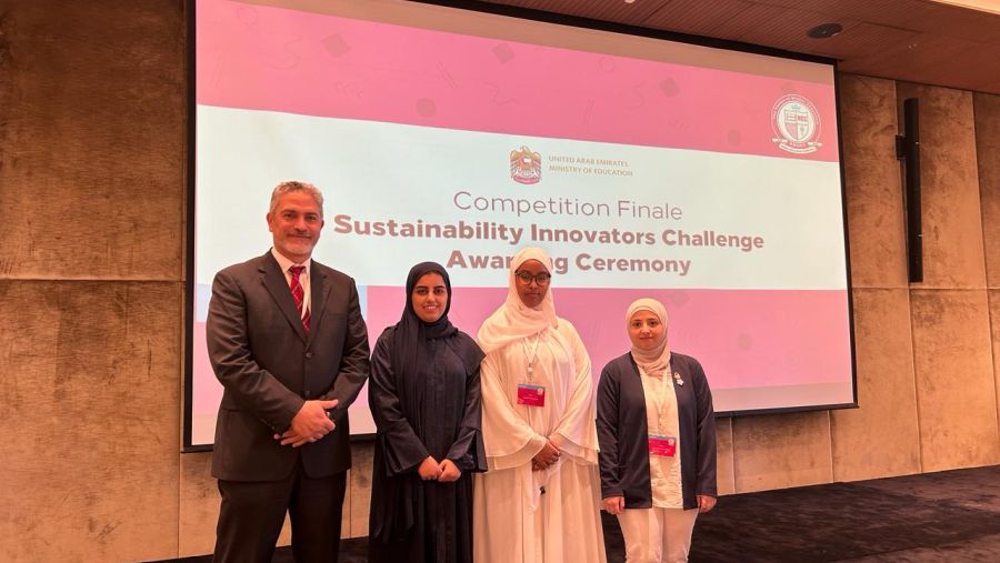 طالبات جامعة الإمارات يفزن بمسابقة تحدي الابتكار تطوير مادة لامتصاص بقع النفط من البلاستيك وبذور التمر