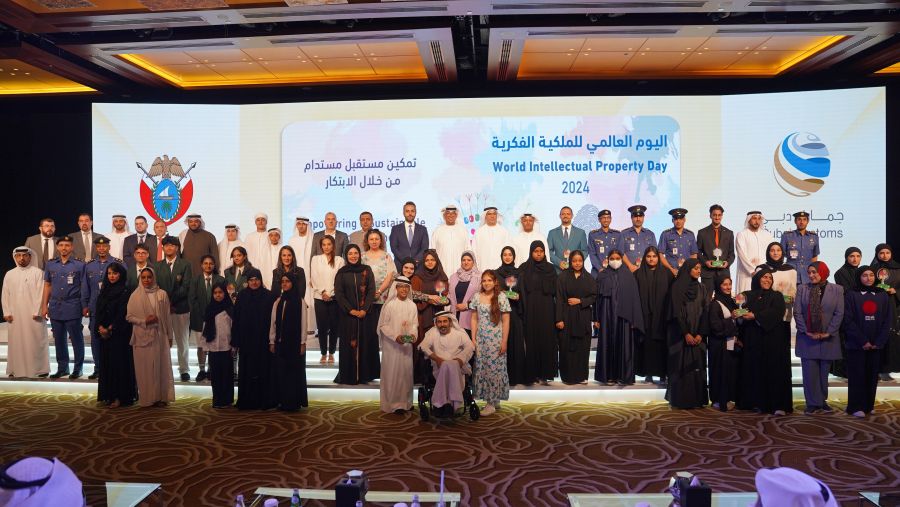 جمارك دبي تُكرم الفائزين بجائزتها للمدارس والجامعات