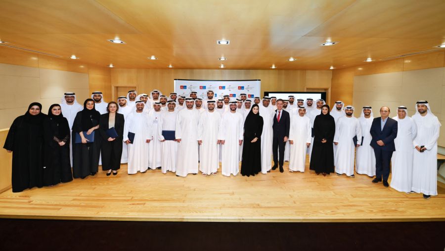 احتفلت طيران الإمارات وأكاديمية أنور قرقاش الدبلوماسية اليوم بتخريج 32 مشاركاً من الدفعة الأولى من برنامج السفير التجاري القيادي