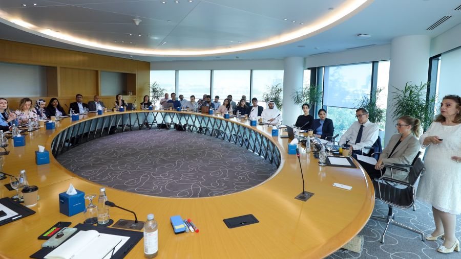 نظمت غرف دبي أربع ورش عمل قانونية مؤخراً لتعزيز امتثال مجتمع الأعمال المحلي بالأنظمة والقوانين الناظمة لمجموعة من القطاعات الرئيسية، حضرها 340 مشاركاً من ممثلي القطاع الخاص. وتأتي ورش العمل في إطار سلسلة الفعاليات التي تنظمها غرف دبي بشكل منتظم بهدف رفع الوعي القانوني لدلا مجتمع الأعمال ودعم قدرة الشركات المحلية على الالتزام بالتشريعات والأطر القانونية في كافة المجالات الاقتصادية، ومواكبة التطورات التنظيمية، الأمر الذي يشكل رافداً حيوياً لنمو بيئة الأعمال في الإمارة، ويعزز الإمكانات التنافسية للقطاع الخاص ب