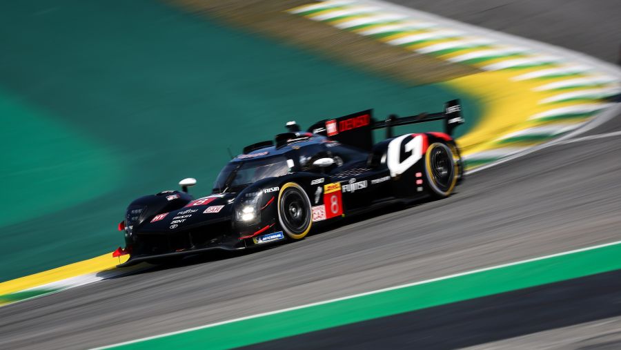 فريق تويوتا جازو يحتفل بتحقيق المركز الأول في سباق ساو باولو 6 ساعات 