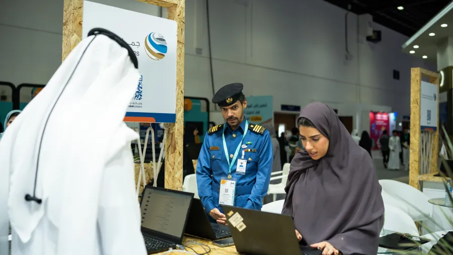 32 مواطناً يلتحقون ببرامج المنح الدراسية لجمارك دبي و "موانئ دبي العالمية"