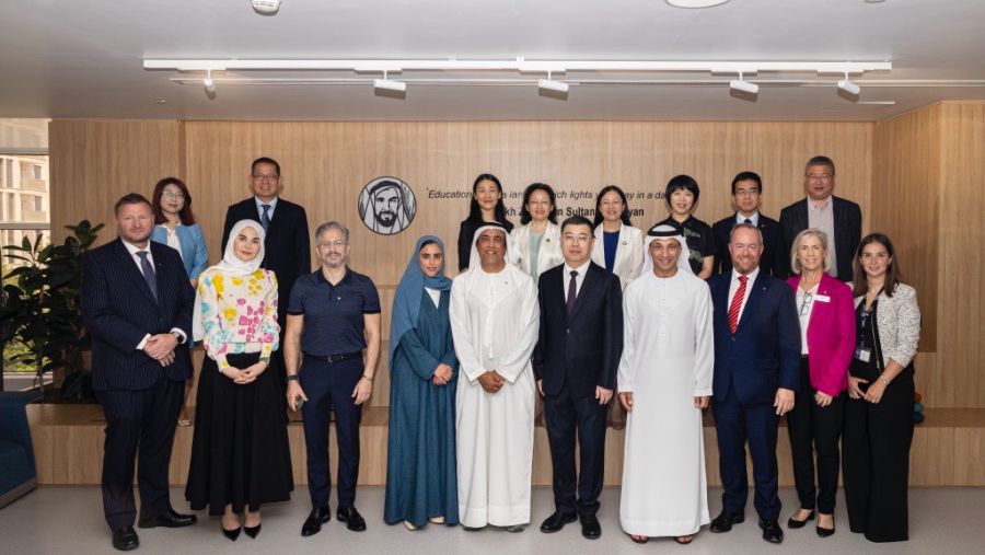 استقبلت "مؤسسة الفطيم التعليمية" وفداً من حكومة مقاطعة تشيجانغ وأبرمت مذكرة تفاهم لتعزيز التعاون الأكاديمي الدولي بين دولة الإمارات العربية المتحدة وجمهورية الصين الشعبية، وذلك بعد زيارة قامت بها "مجموعة الفطيم" إلى مدرسة هانغتشو الثانية للتعليم المتوسط في أبريل من هذا العام. وكان الهدف من الاجتماع تعزيز الروابط بين مؤسسة الفطيم التعليمية وإدارة التعليم بمقاطعة تشيجانغ، بالإضافة إلى بحث سبل التعاون بين الجهتين في القطاع التعليمي. وضمت قائمة الشخصيات البارزة التي رحبت بالوفد الصيني كلاً من سعادة عمر عبد الله