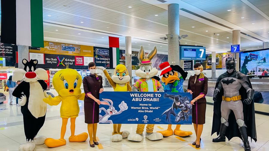 شخصيات عالم وارنر براذرز تُبهر المسافرين على متن أول طائرة  في العالم مزينة بتصاميم وارنر براذرز الشهيرة