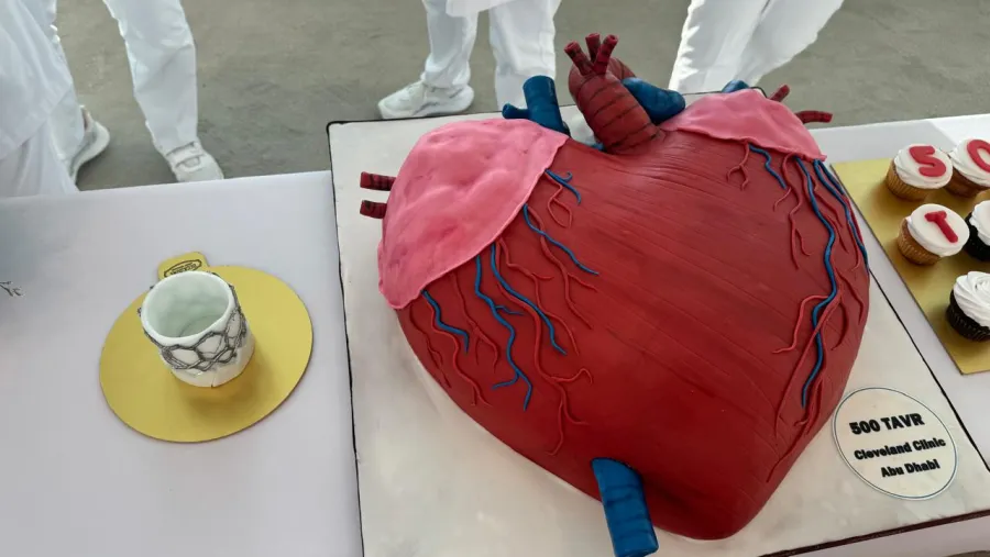 كليفلاند كلينك أبوظبي ينفذ 500 إجراء لزراعة الصمام الأبهري عبر القسطرة مرسخاً ريادته في رعاية أمراض القلب في دولة الإمارات