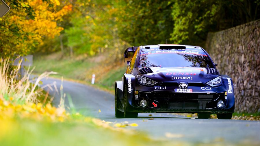 فريق تويوتا جازو للسباقات يعتلي منصة التتويج في رالي أوروبا الوسطى