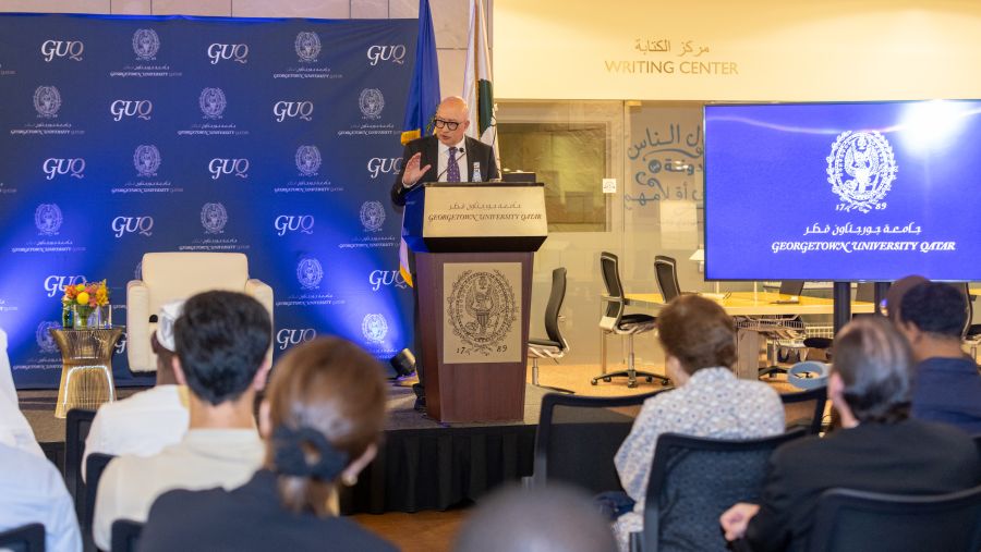 استضافت جامعة جورجتاون في قطر مؤخرا محاضرة عامة للسفير اليوناني السابق "ديمتري ألكساندراكيس"، الذي يشغل حاليا منصب الدبلوماسي المتميز المقيم بالجامعة. وكان العنوان المثير للمحاضرة هو "ما الذي يجعل الدبلوماسي متميزا ؟" قدم فيها نظرة عميقة على الصفات والخبرات الرئيسية التي تحدد ملامح الدبلوماسية الفعالة، وسمح خلالها للطلاب وأعضاء هيئة التدريس والجمهور بالتفاعل مع رؤى وآراء استعرضها ذلك الدبلوماسي المخضرم. استفاد السفير ألكسندراكيس من مسيرته المهنية المتميزة التي استمرت 42 عاما كدبلوماسي، بما في ذلك فترة عمله 