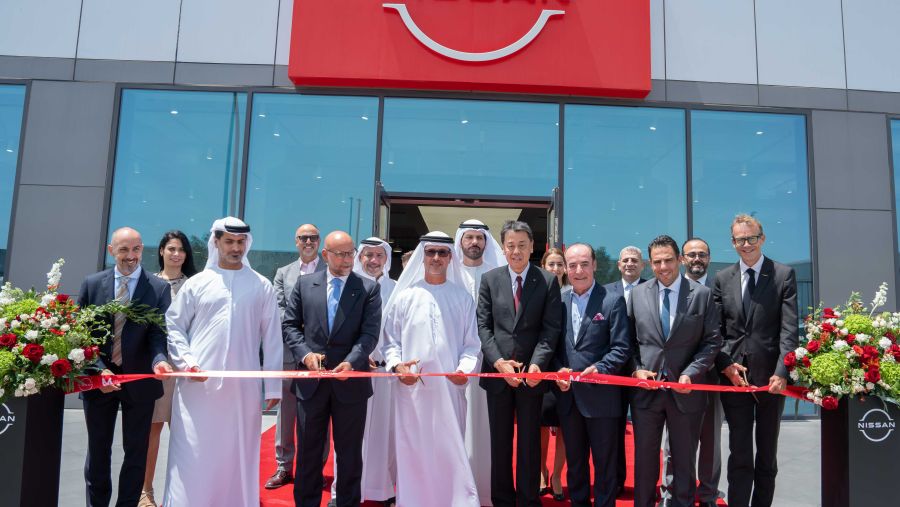 الرئيس والمدير التنفيذي لشركة "نيسان" يكرم مركز خدمة "المسعود للسيارات" في أبوظبي كالأكبر عالمياً