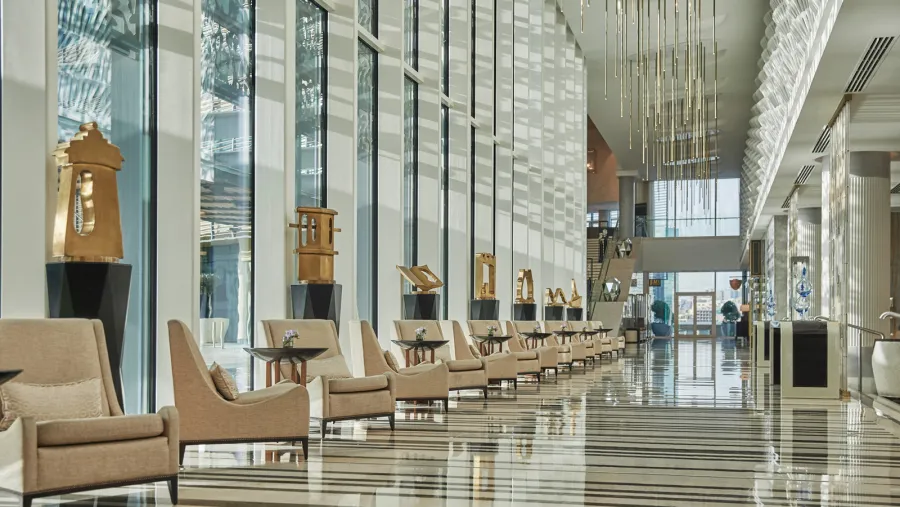 Four Seasons Hotel Abu Dhabi at Al Maryah Island Presents Sculptor Lorenzo Quinn’s Enchanting Masterpiece