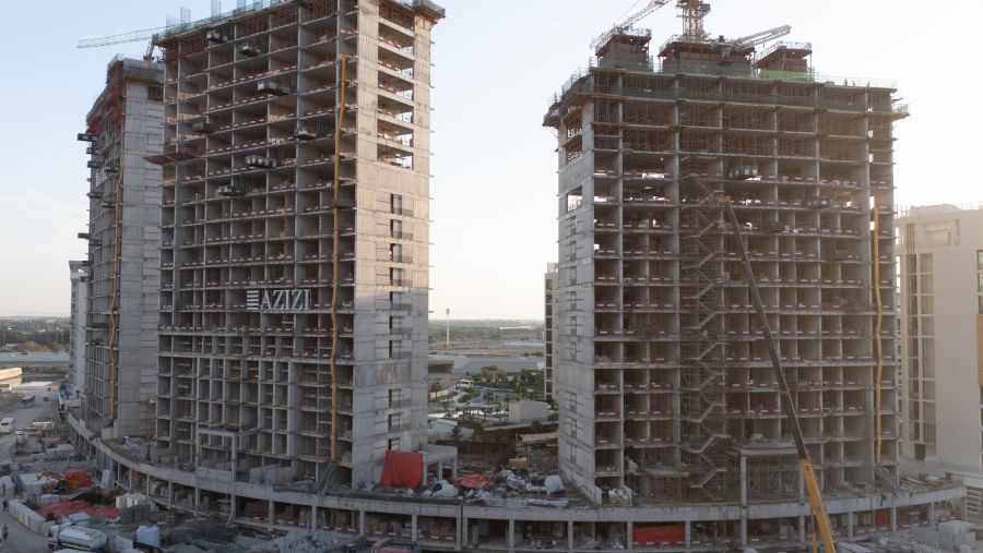 عزيزي للتطوير العقاري تُعلن عن إنجاز 46% من مشروع "ريفييرا بيتش فرونت"