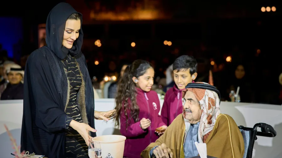 صاحب السمو الأمير الوالد الشيخ حمد بن خليفة آل ثاني وصاحبة السمو الشيخة موزا بنت ناصر يشهدان حفل الذكرى الثلاثين لتأسيس مؤسسة قطر