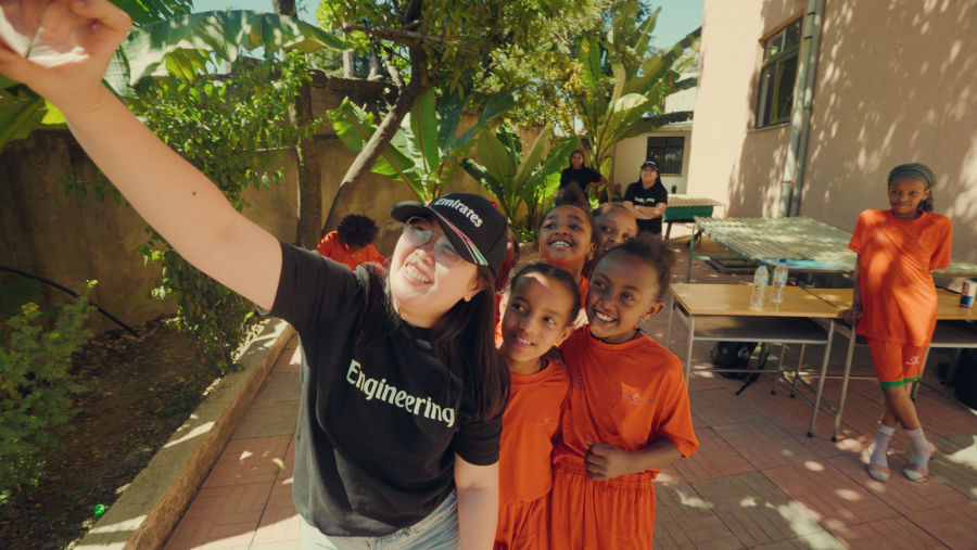 طيران الإمارات تتبرع للأطفال في أفريقيا بحقائب مصنّعة من مواد معاد تدويرها من الطائرات