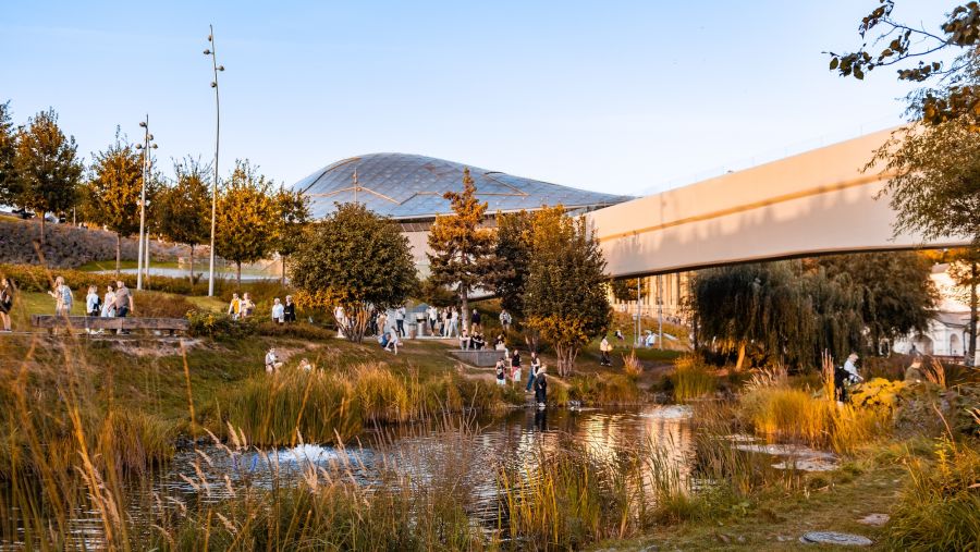  كشفت لجنة السياحة في مدينة موسكو عن تنظيم جولة استراتيجية في إطار جهودها لتطوير شراكاتها ضمن قطاع السياحة في الشرق الأوسط. وتركز هذه الخطوة على دولة الكويت انطلاقاً من مكانتها المرموقة بوصفها سوقاً رئيسية للسياحة، وذلك بهدف زيادة أعداد الزوار وتعزيز أواصر التعاون والترويج لموسكو باعتبارها وجهة سياحية رائدة للمسافرين من المنطقة.    وشهد العام الماضي نمواً غير مسبوقٍ في أعداد السياح بين موسكو والكويت، إذ سجل حوالي 13,900 سائح الدخول إلى مدينة موسكو خلال الأشهر التسعة الأولى من عام 2024، أي عشرة أضعاف العدد م