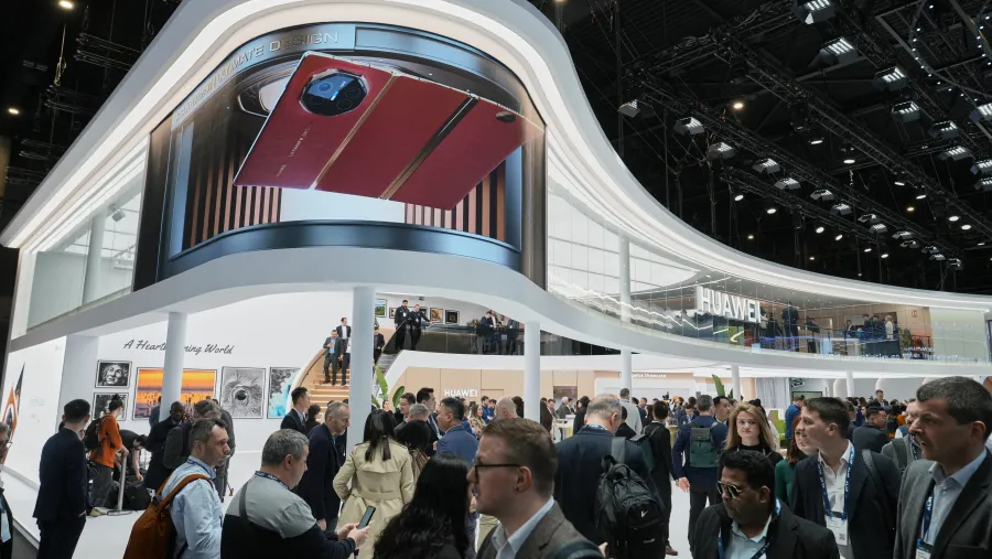  هواوي تُقدّم أول هاتف تجاري قابل للطي الثلاثي في العالم خلال MWC 2025