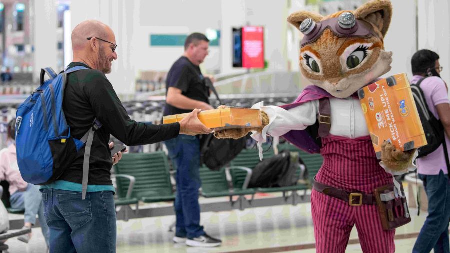 القرية العالمية تفاجئ المسافرين في مطار دبي الدولي احتفاءً بانطلاق موسمها الـ 30 