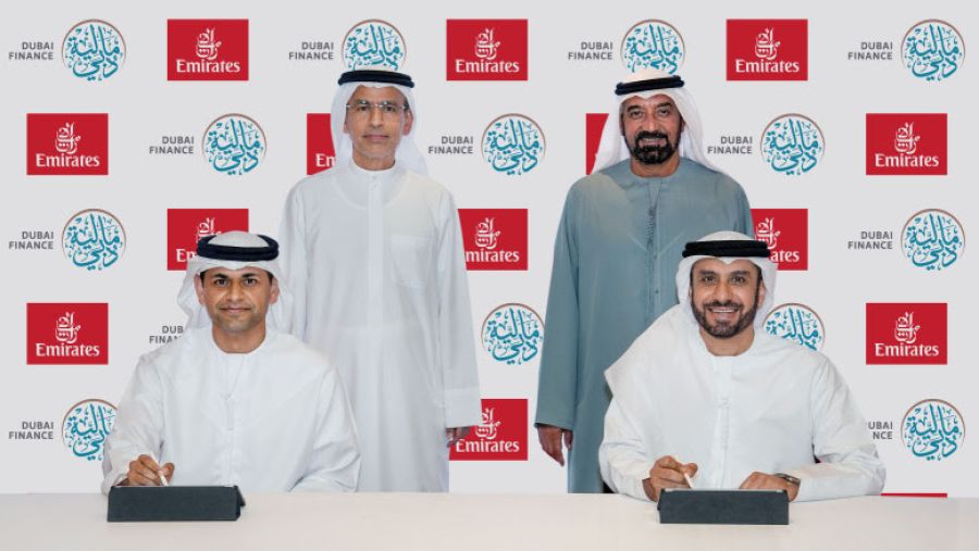 طيران الإمارات وفلاي دبي توقعان مذكرتي تفاهم مع مالية دبي لدعم "استراتيجية دبي اللانقدية"