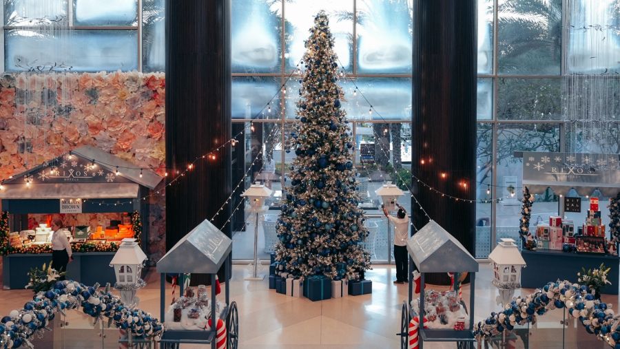 فندق وأجنحة ريكسوس النخلة دبي يحتفي بموسم الأعياد بفعاليات باهرة وتجارب فاخرة على شاطئ نخلة جميرا