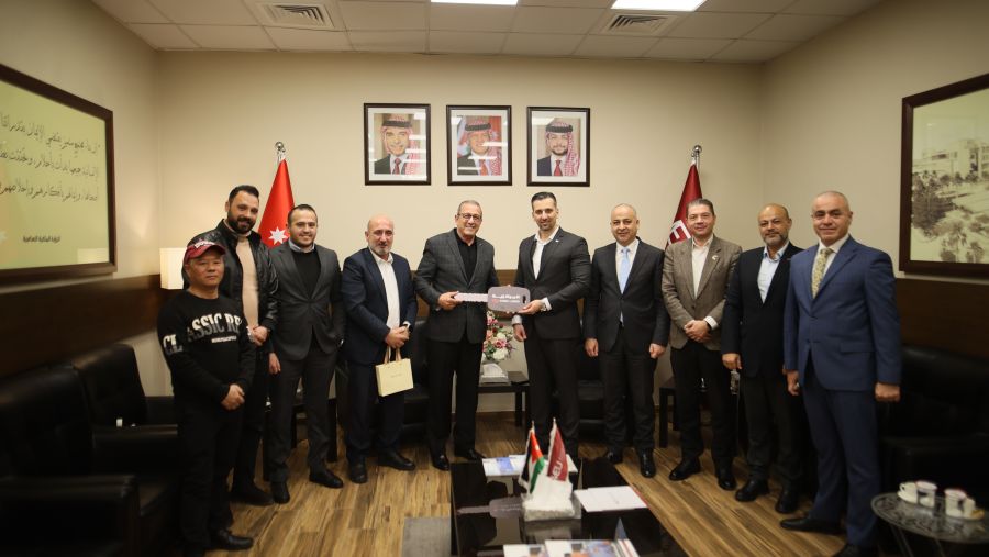 المركزية كنج لونج الأردن تسلّم جامعة الشرق الأوسط خمس حافلات حديثة