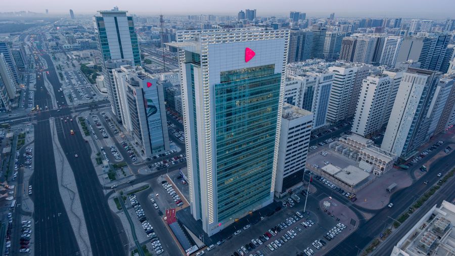 بنك أبوظبي التجاري يؤكّد إعادة تفعيل خدمات التطبيق المصرفي للأفراد 