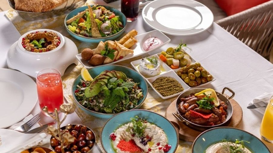 احتفلوا بعطلة عيد الفطر على شاطئ البحر في فندق إنتركونتيننتال أبوظبي مع تجارب الطعام المُميّزة وباقات الإقامة العائلية الفاخرة