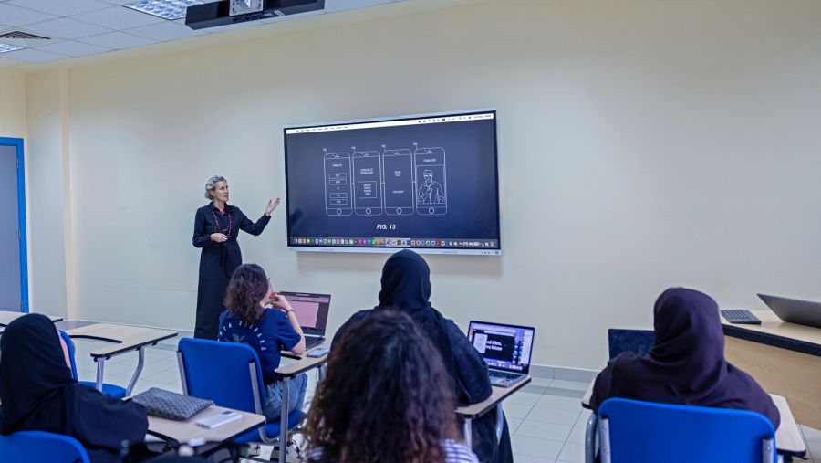 جامعة أبوظبي تحصل على براءة اختراع لتطبيق مدعوم بالذكاء الاصطناعي يترجم لغات الإشارة لأصحاب الهمم