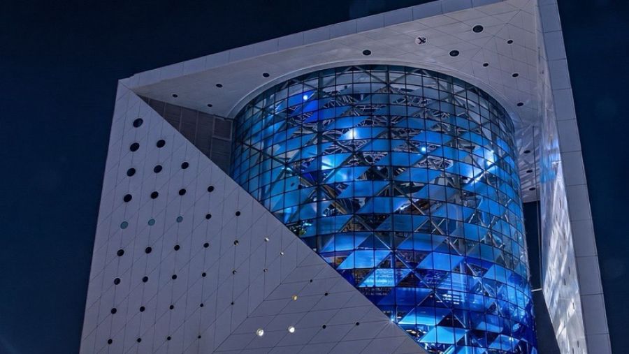 ذا جرين بلانيت دبي تضيء باللون الأزرق دعماً لمؤسسة "تحقيق أمنية" في الإمارات بمناسبة اليوم العالمي للأمنيات