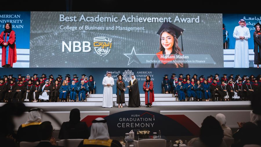 بنك البحرين الوطني يرعى جائزة التميّز الأكاديمي خلال حفل تخرج دفعة 2026 من الجامعة الأمريكية بالبحرين