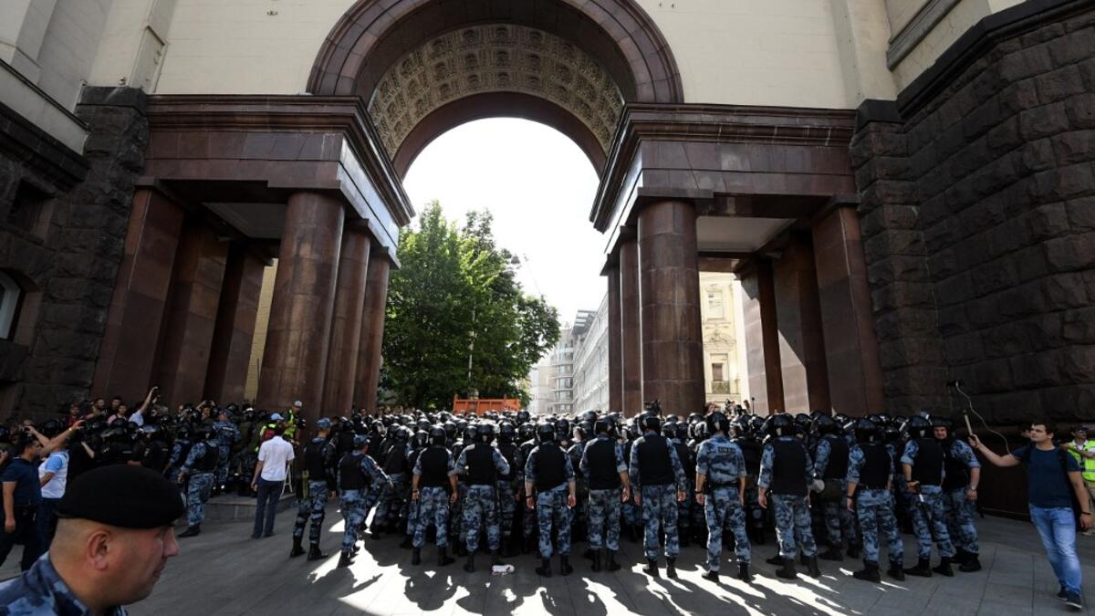Riot police officers and servicemen of the Russian National Guard confront protesters during an unauthorised rally demanding independent and opposition candidates be allowed to run for office in local election in September, in downtown Moscow on July 27, 2019.  Kirill KUDRYAVTSEV / AFP