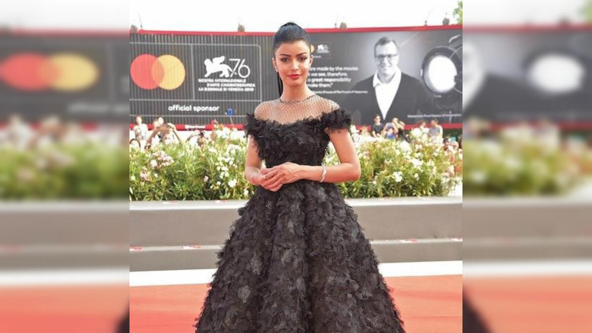 Saudi actress Mila Al Zahrani sported a black gown with feathers for her first look