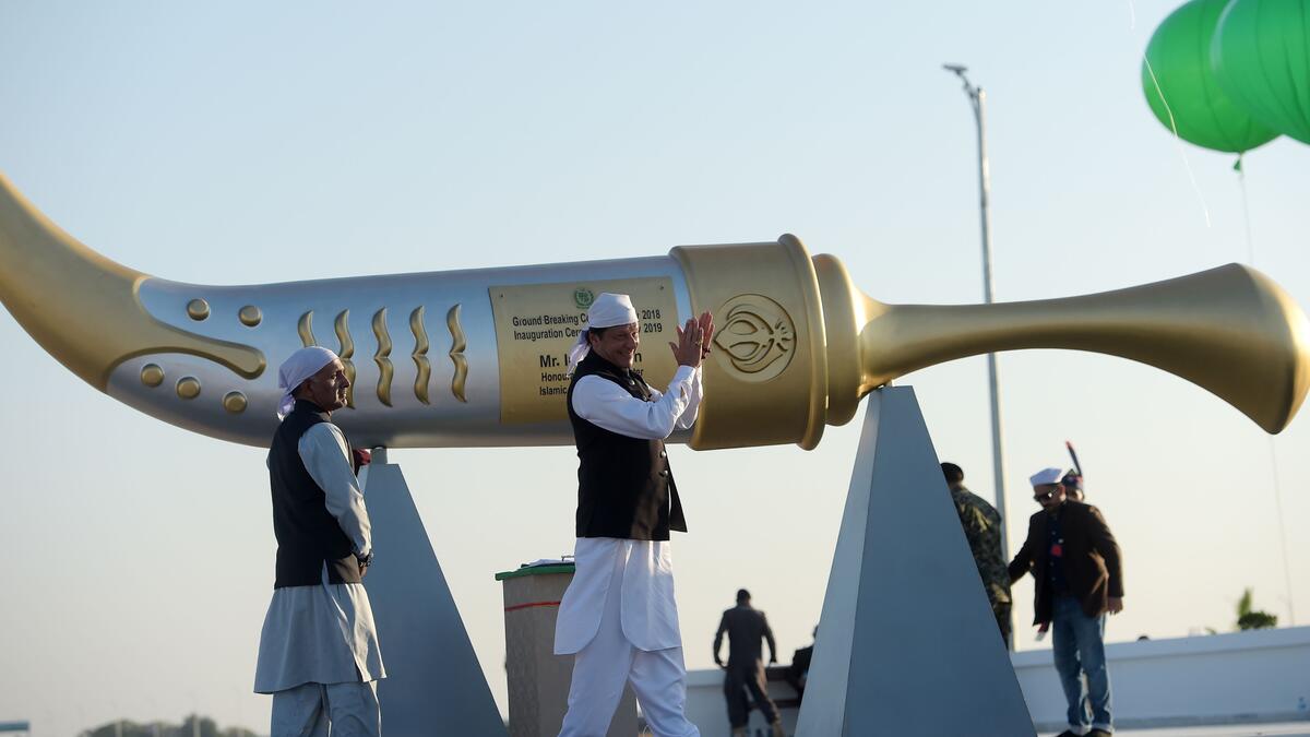 Hundreds of Indian Sikhs made a historic pilgrimage to Pakistan, crossing through a white gate to reach one of their religion's holiest sites (Twitter)