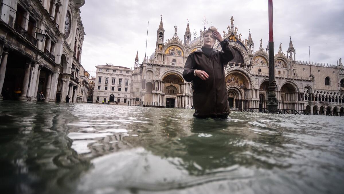 Venice hit by another ferocious high tide, flooding city (Twitter)