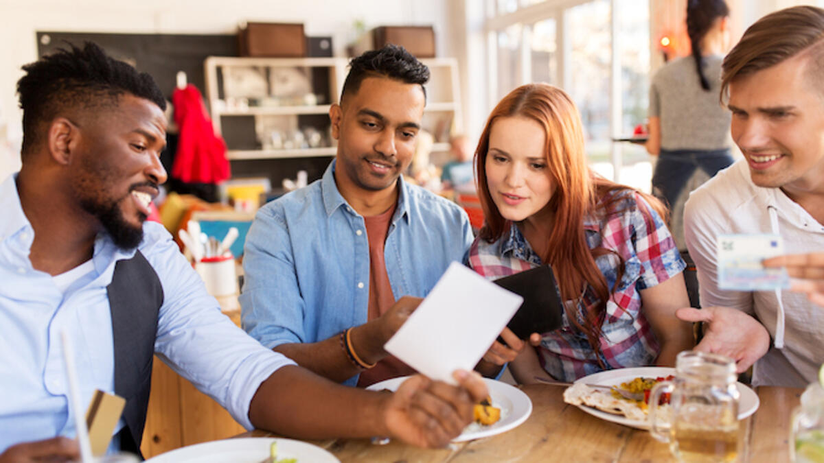 في فرنسا لا تقاسم الفاتورة مع أحدهم: يعتبر تقسيم الفاتورة في فرنسا أمرًا غير حضاري، لأنهم لا يحبون التحدث عن المال على الإطلاق.