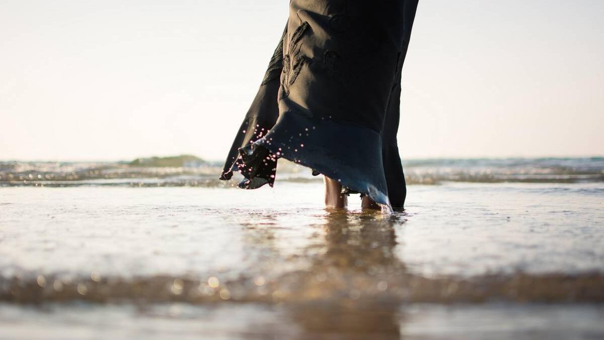 في الامارات لا تلتقط صور دون إذن: وفقًا للقانون الإماراتي تعتبر هذه جريمة قد تصل إلى السجن لمدة تصل إلى 6 أشهر وتكلفك غرامة كبيرة تصل إلى 500 ألف درهم (130 ألف دولارًا) ، خاصة إذا نشرت الصور على وسائل التواصل الاجتماعي.