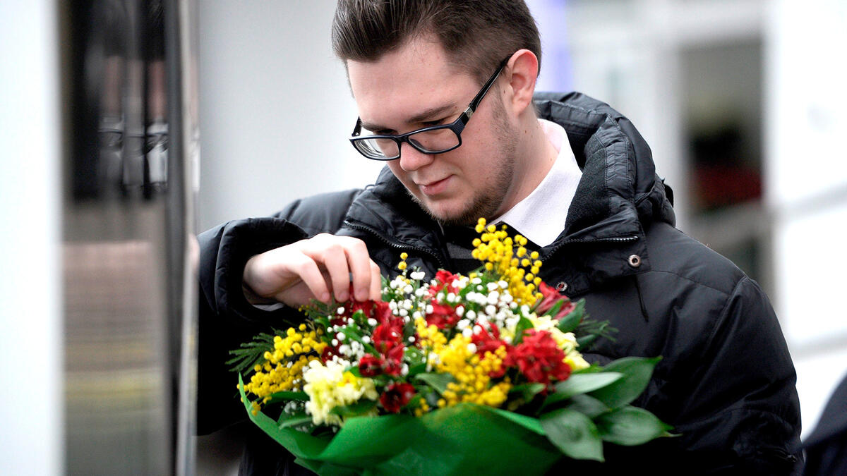 في روسيا لا تمنح عددًا زوجيًا من الزهور كهدية: لأن الروس يستخدمون الأعداد الزوجية من الزهور فقط في المناسبات التذكارية والجنازات.