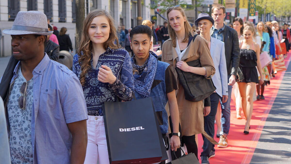 في أستراليا لا تتجاوز طابور الإنتظار: من المحظور دائمًا القفز على طابور الإنتظار إذا كنت في أستراليا وإنجلترا، خاصة عند استخدام وسائل النقل العام أو في مراكز التسوق أو في أي مكان آخر. دائمًا انتظر دورك.