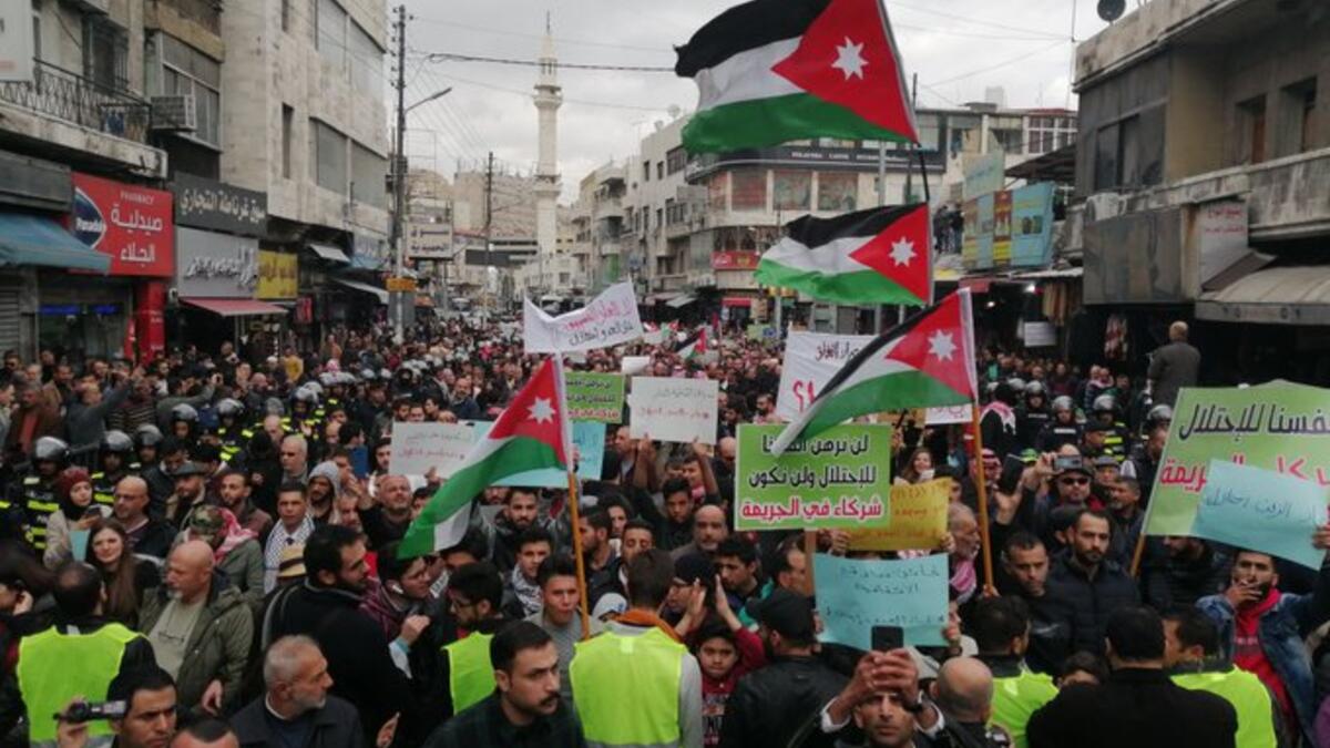 A parliamentary session planned, Sunday, to submit an urgent memo requesting a ban on gas purchases from Israel. Twitter