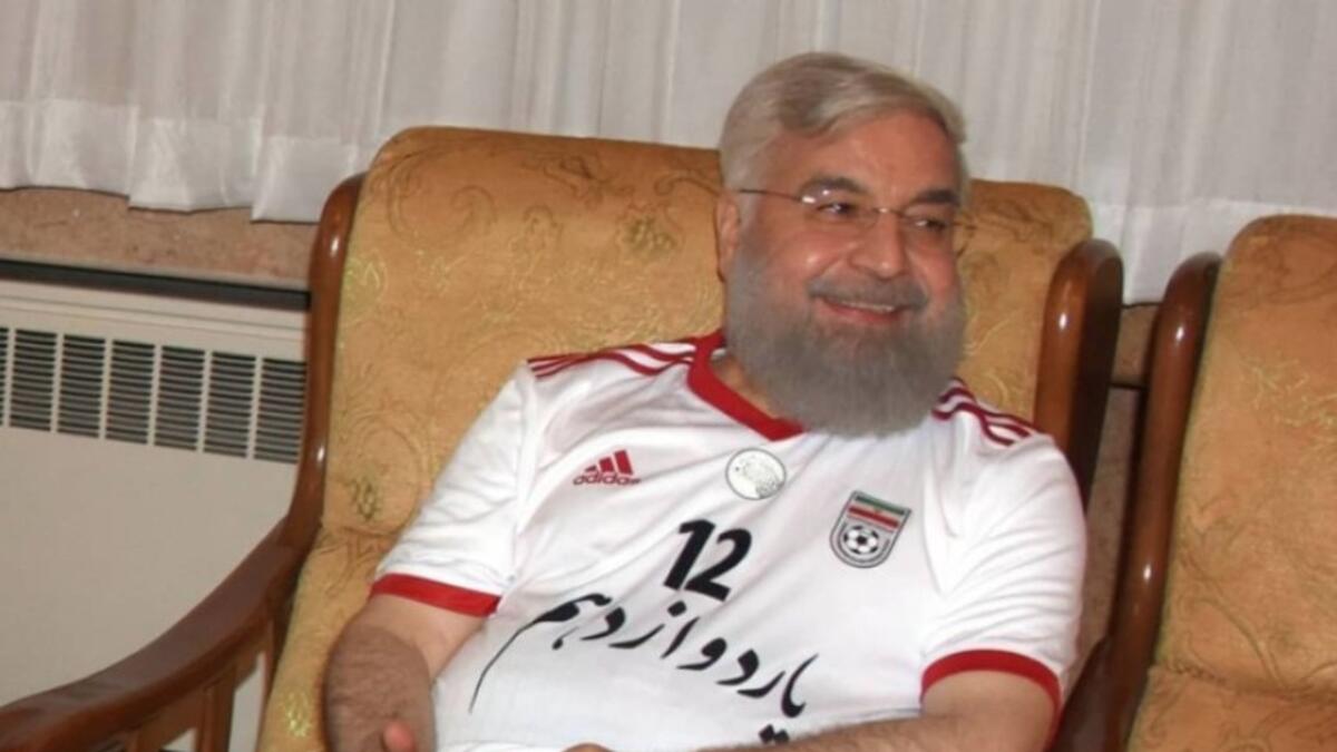 ظهر الرئيس الإيراني حسن روحاني بحلة جديدة وفي مشهد غير مألوف بعيدة كل البعد عن عباءته السوداء وعمامته البيضاء، حيث ظهر بقميص منتخب بلاده خلال متابعته أولى مباريات منتخب بلاده في نهائيات كأس العالم 2018.