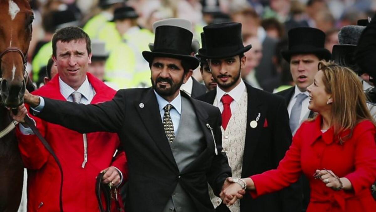 عادة ما يرتدي زعماء دولة الإمارات العربية المتحدة لباسهم الرسمي في الإمارات والدول العربية، لكنهم يفضلون ارتداء البدلة البريطانية التقليدية خلال زيارتهم للمملكة المتحدة والتي عادة ما يقصدونها لمشاهدة سباقات الخيل.